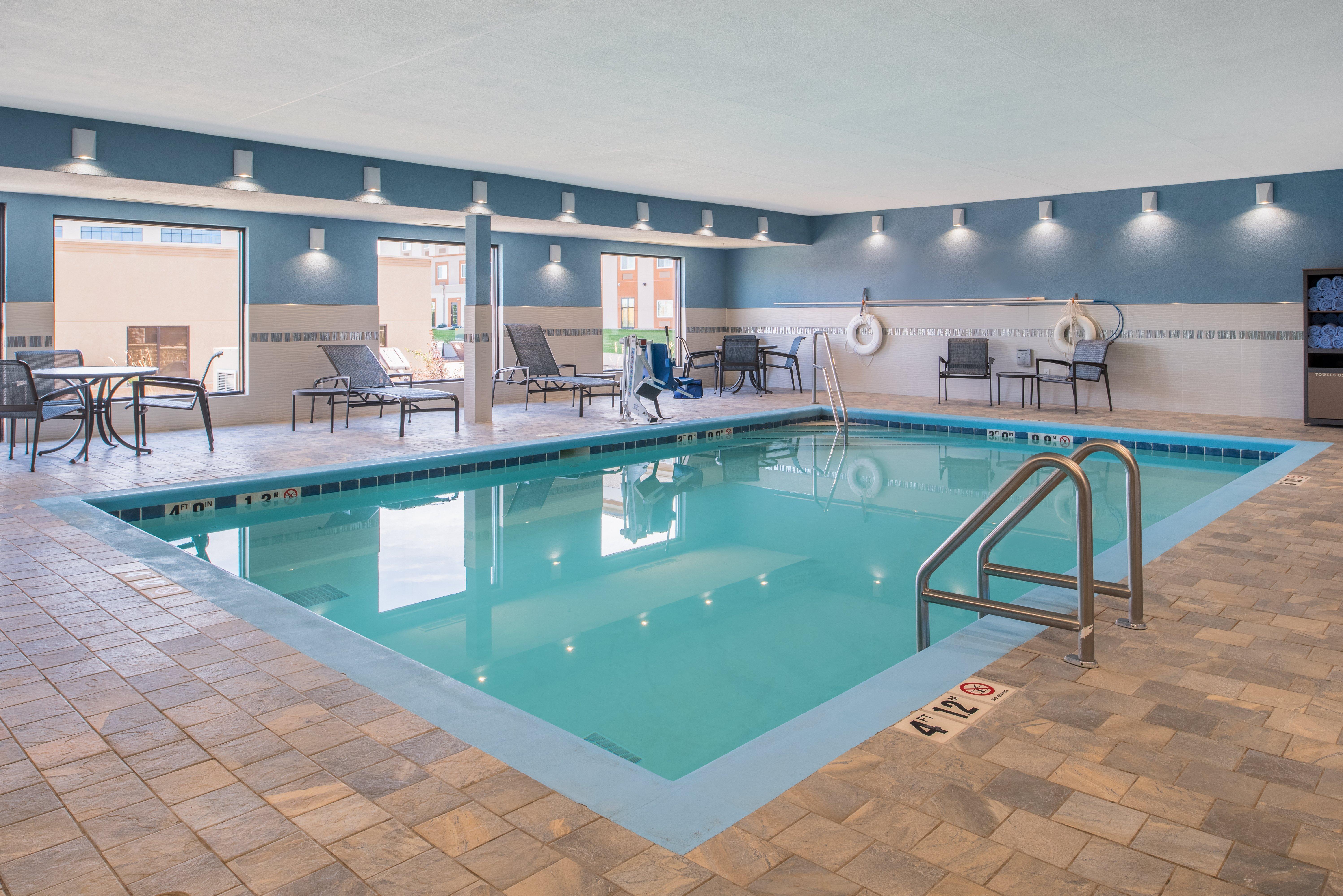 Holiday Inn Express Hotel & Suites Bismarck By Ihg Екстер'єр фото