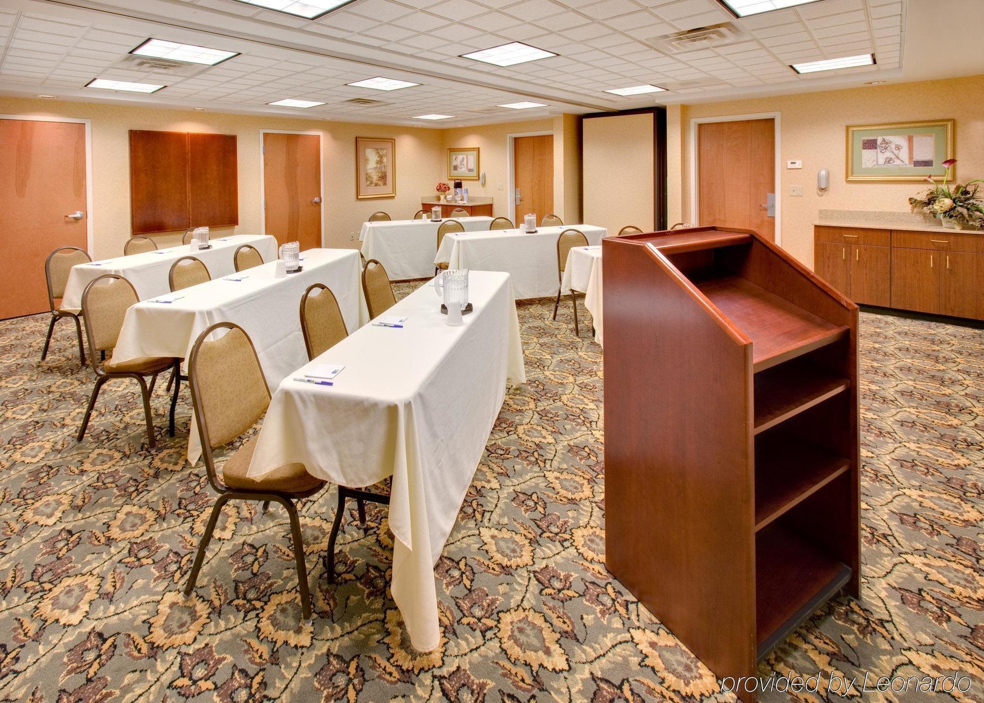Holiday Inn Express Hotel & Suites Bismarck By Ihg Зручності фото
