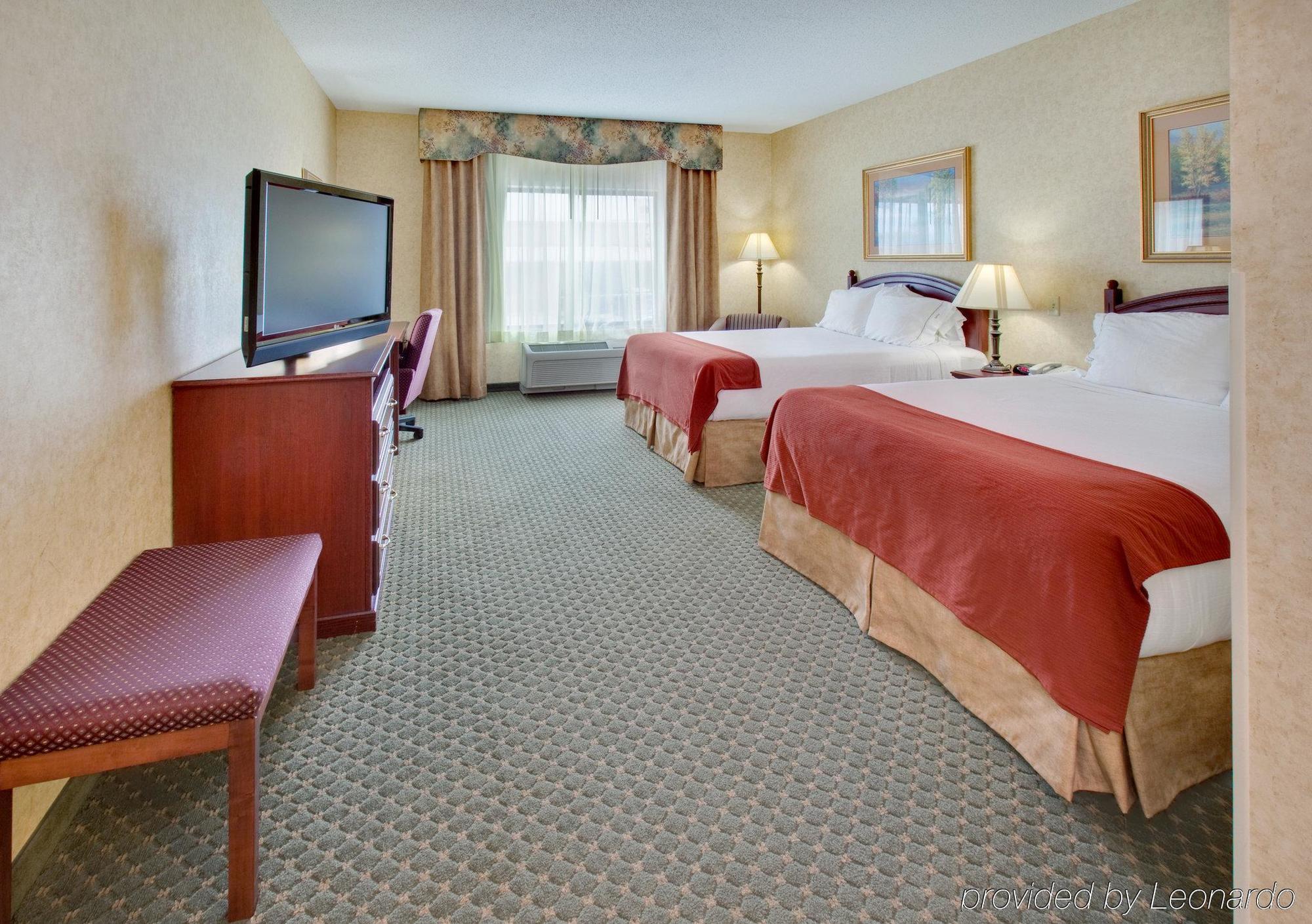 Holiday Inn Express Hotel & Suites Bismarck By Ihg Номер фото