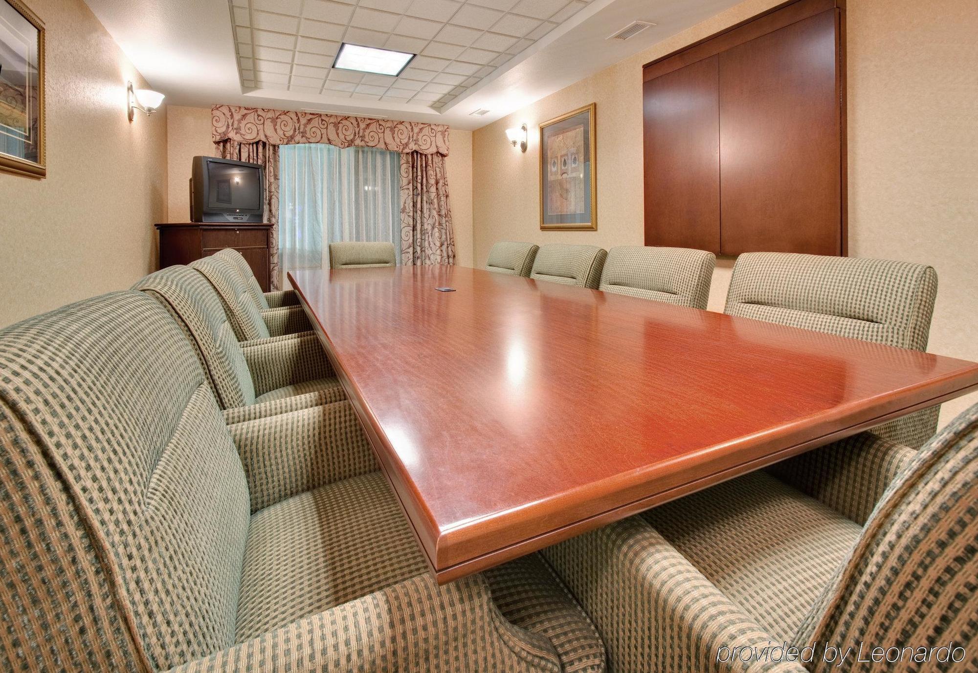 Holiday Inn Express Hotel & Suites Bismarck By Ihg Зручності фото